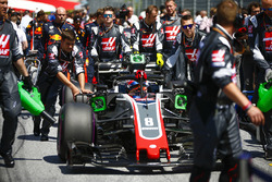 Romain Grosjean, Haas F1 Team VF-18, arrive sur la grille