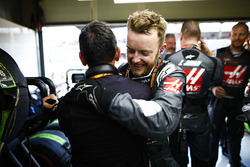 Des membres de Haas fêtent le résultat de l'équipe
