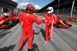 Segundo puesto Kimi Raikkonen, Ferrari, tercer puesto Sebastian Vettel, Ferrari