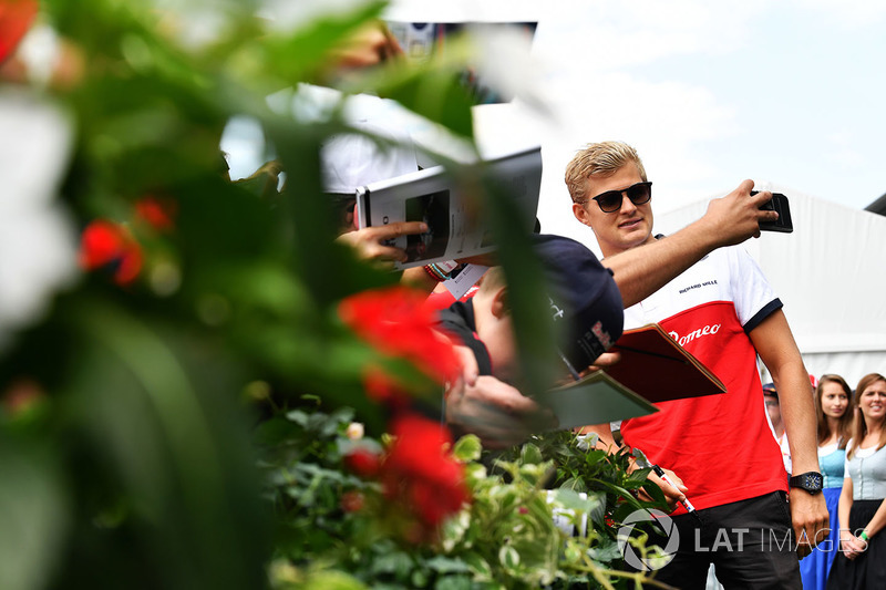 Marcus Ericsson, Sauber prend un selfie avec des fans