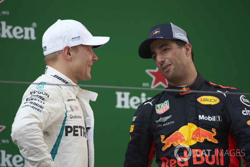 Podium: ganador, Daniel Ricciardo, Red Bull Racing, segundo, Valtteri Bottas, Mercedes-AMG F1