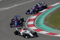 Charles Leclerc, Sauber C37 leads Brendon Hartley, Scuderia Toro Rosso STR13