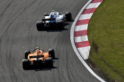 Сергей Сироткин, Williams FW41, и Стоффель Вандорн, McLaren MCL33