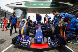 The Toro Rosso team prepare the car of Brendon Hartley, Toro Rosso STR13 Honda, on the grid