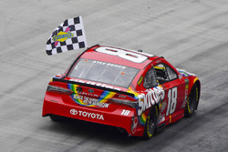 Race winner Kyle Busch, Joe Gibbs Racing