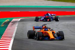 Fernando Alonso, McLaren MCL33, Brendon Hartley, Toro Rosso STR13