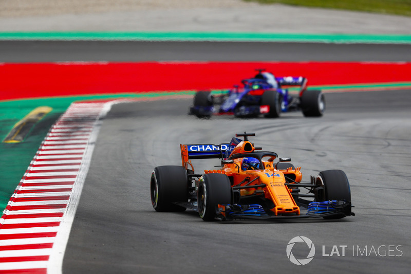 Fernando Alonso, McLaren MCL33, Brendon Hartley, Toro Rosso STR13