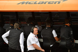 Zak Brown, McLaren Racing CEO aan de pitmuur