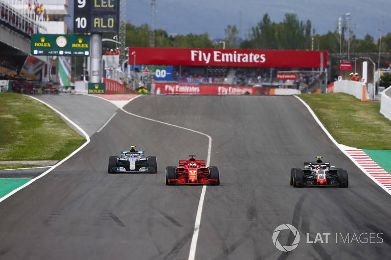 Kimi Raikkonen, Ferrari SF71H, Sebastian Vettel, Ferrari SF71H y Valtteri Bottas, Mercedes AMG F1 W09