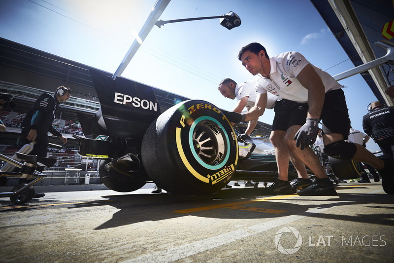 Ingenieros con el coche de Lewis Hamilton, Mercedes AMG F1 W09, en el pit lane