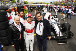 Гонщик Alfa Romeo Sauber F1 Team Шарль Леклер и Петер Заубер