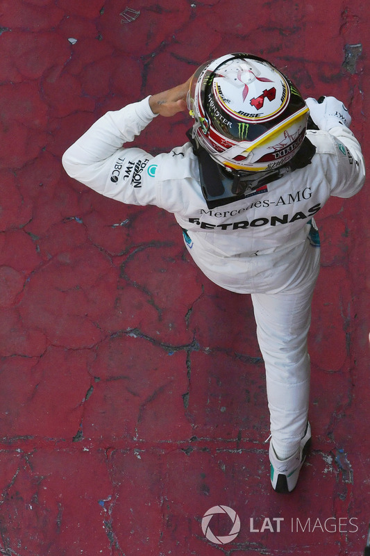 Lewis Hamilton, Mercedes-AMG F1 waves