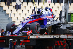 De overblijfselen van de auto van Brendon Hartley, Toro Rosso STR13