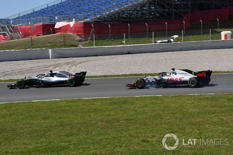 Lewis Hamilton, Mercedes-AMG F1 W09 y Romain Grosjean, Haas F1 Team VF-18