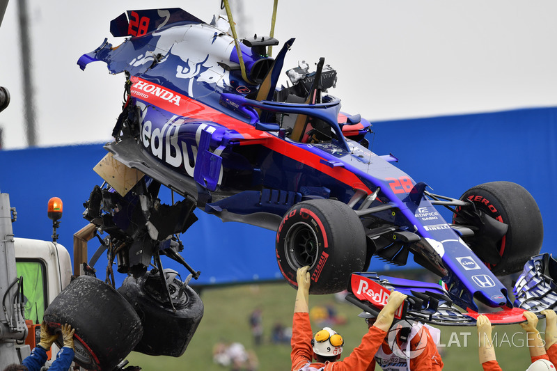 The crashed car of Brendon Hartley, Scuderia Toro Rosso is recovered in FP3