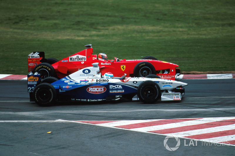 Michael Schumacher, Ferrari F300 dubbelt Marc Gene, Minardi Ford M198