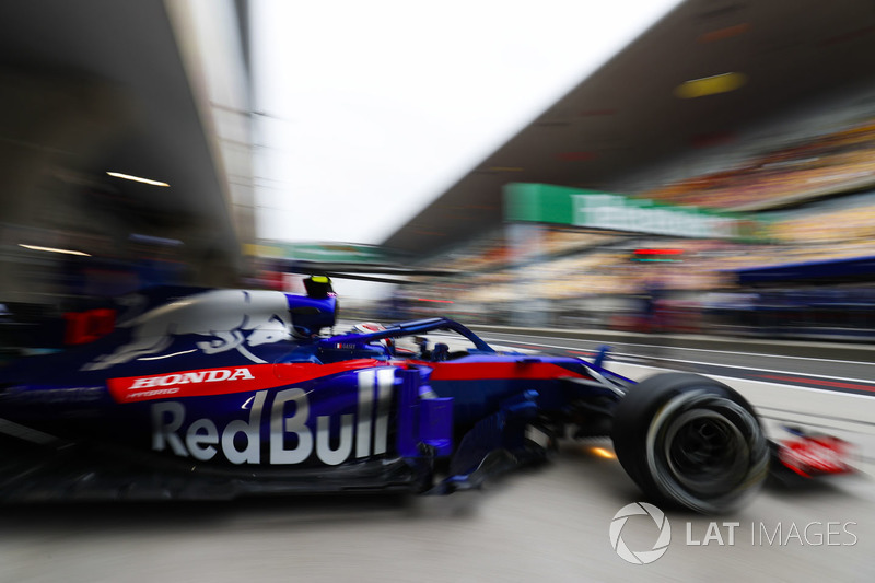 Pierre Gasly, Toro Rosso STR13 Honda, sale del garaje