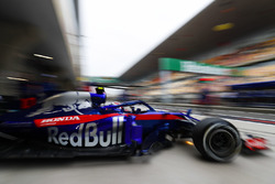 Pierre Gasly, Toro Rosso STR13 Honda, leaves the garage