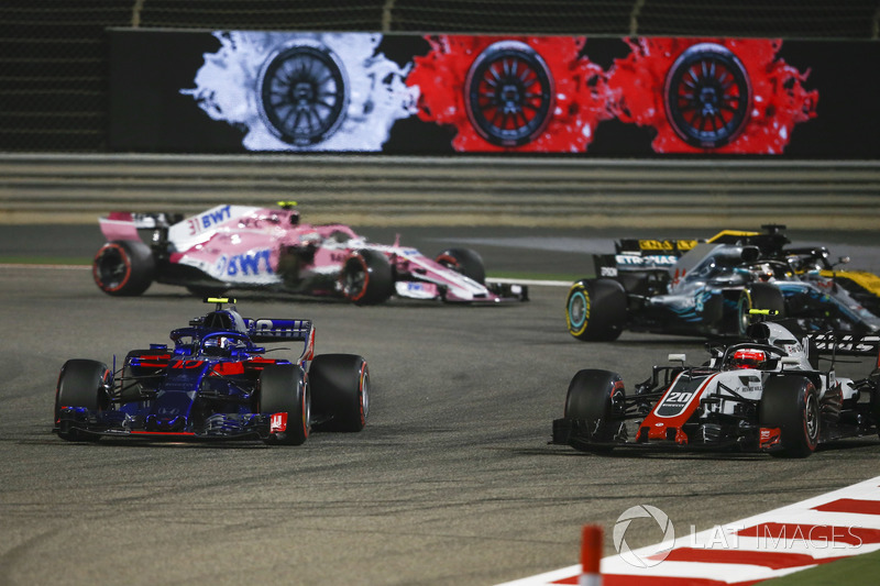 Pierre Gasly, Scuderia Toro Rosso STR13, Kevin Magnussen, Haas F1 Team VF-18