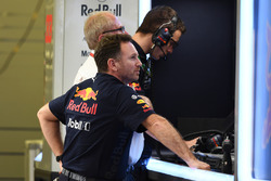 Руководитель Red Bull Racing Кристиан Хорнер и спортивный консультант Red Bull Хельмут Марко