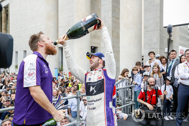 Ganador de la carrera Sam Bird, DS Virgin Racing celebra con el equipo DS Virgin Team