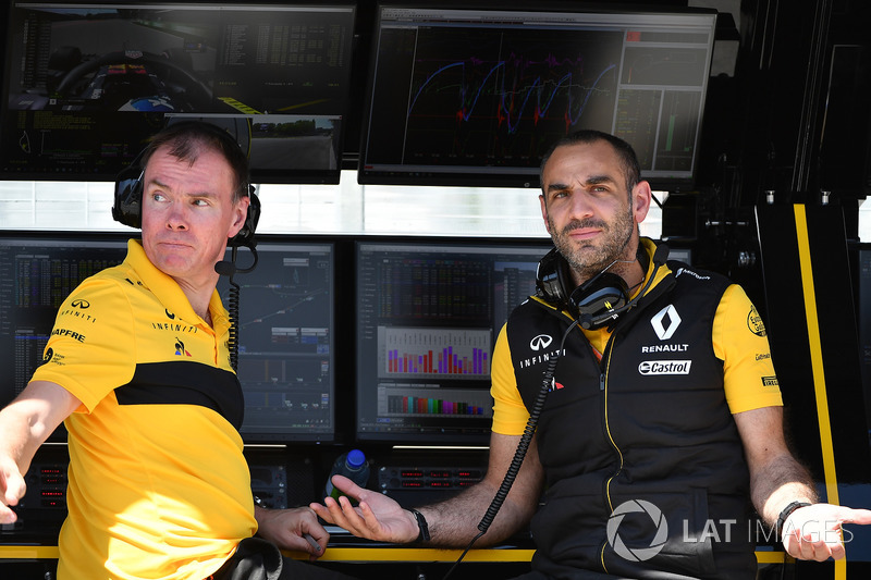 Alan Permane, ingénieur de course Renault Sport F1 Team et Cyril Abiteboul, directeur général Renault Sport F1