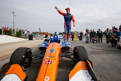 Il vincitore Scott Dixon, Chip Ganassi Racing Honda, festeggia