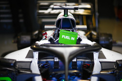 La voiture de Romain Grosjean, Haas F1 Team VF-18, dans le garage