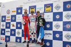 Podio Gara 2: il secondo classificato Olli Caldwell, Prema Theodore Racing, il vincitore della gara William Alatalo, BWT Mucke Motorsport, il terzo classificato Ian Rodriguez, DRZ Benelli