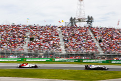 Sergey Sirotkin, Williams FW41, devant Marcus Ericsson, Sauber C37