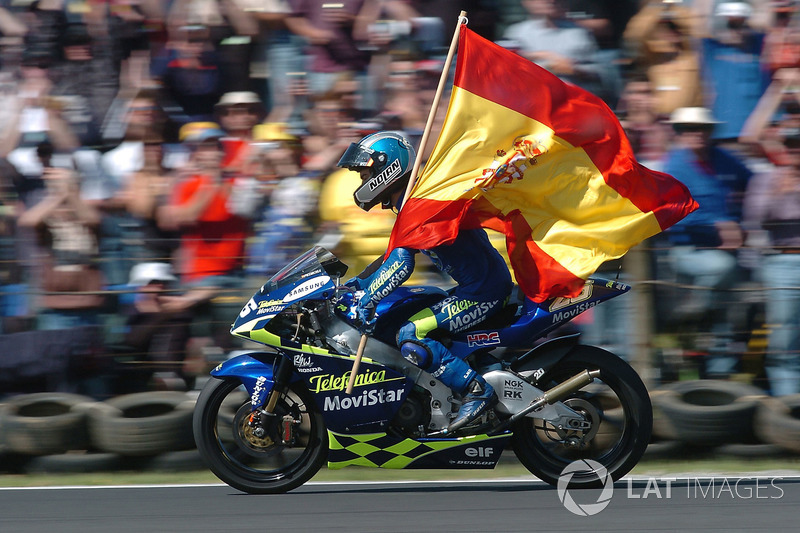 2004: GP de Australia, campeón del mundo en su primera temporada en 250cc