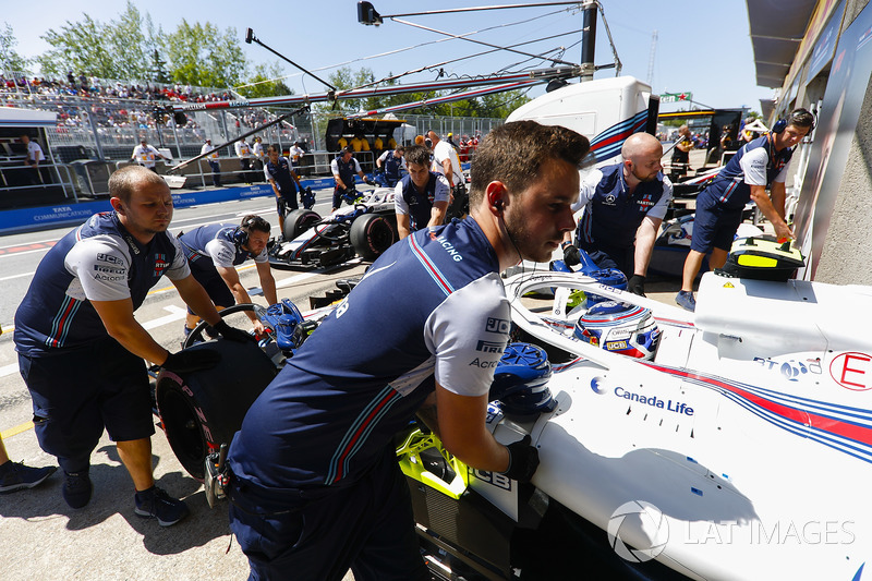 Sergey Sirotkin, Williams FW41, is returned to the garage