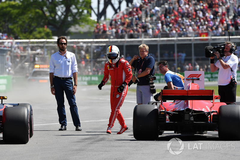 Le poleman Sebastian Vettel, Ferrari SF71H fête sa pole position dans le Parc Fermé