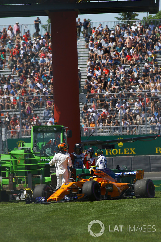 Stoffel Vandoorne, McLaren MCL33 after hitting the wall in FP2