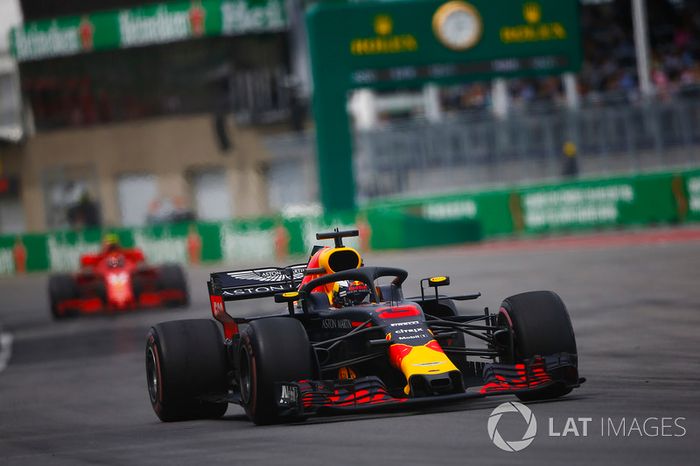 Daniel Ricciardo, Red Bull Racing RB14,  por delante de  Kimi Raikkonen, Ferrari SF71H