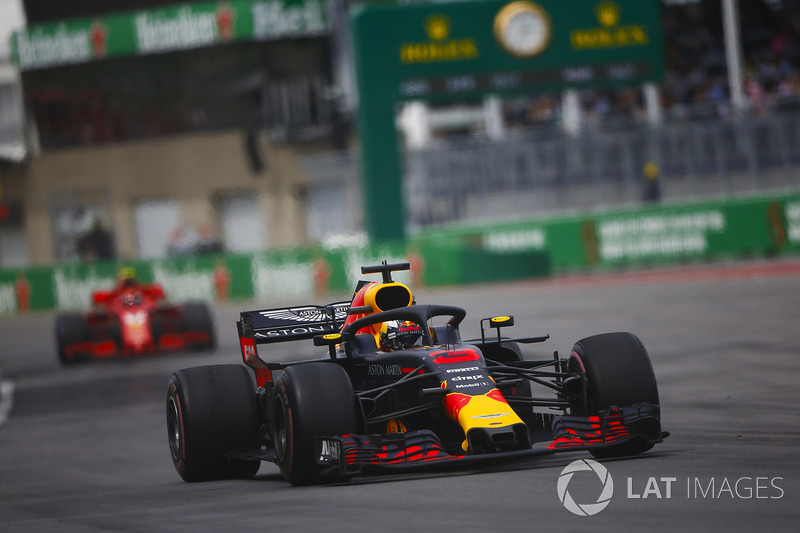 Daniel Ricciardo, Red Bull Racing RB14, por delante de Kimi Raikkonen, Ferrari SF71H
