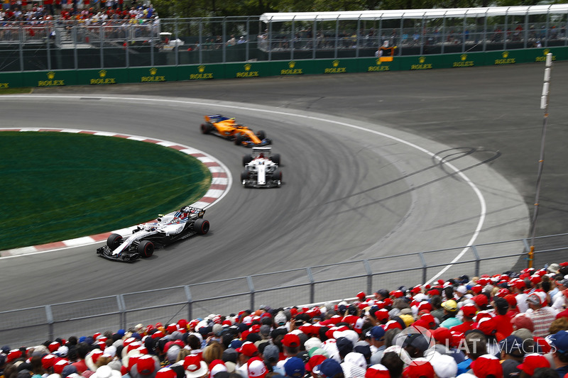 Sergey Sirotkin, Williams FW41, por delante de Marcus Ericsson, Sauber C37 y Stoffel Vandoorne, McLaren MCL