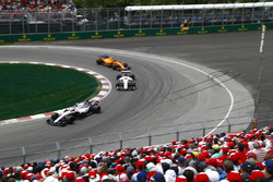 Sergey Sirotkin, Williams FW41, devant Marcus Ericsson, Sauber C37 et Stoffel Vandoorne, McLaren MCL33