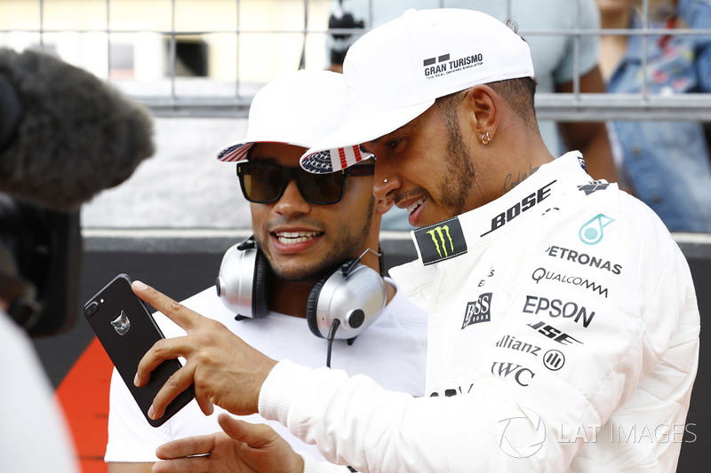 Il poleman Lewis Hamilton, Mercedes AMG F1, festeggia con il fratello Nicolas Hamilton