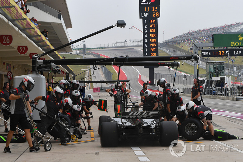 Romain Grosjean, Haas F1 Team VF-17 pit stop
