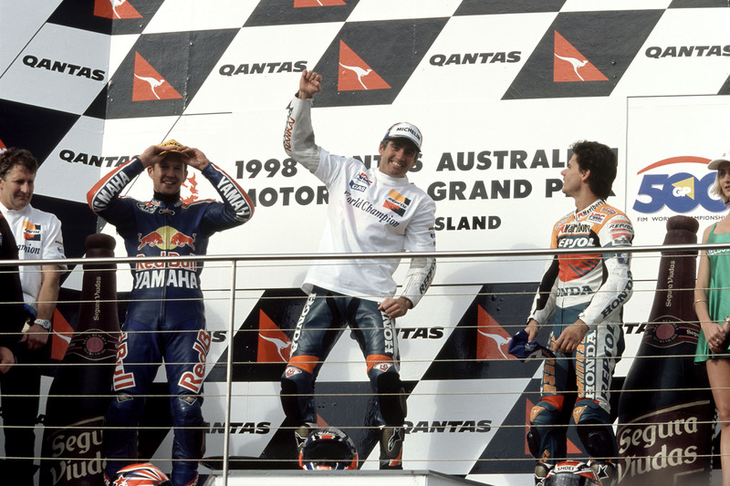 Podio: 1º Mick Doohan, 2º Simon Crafar, 3º Álex Crivillé