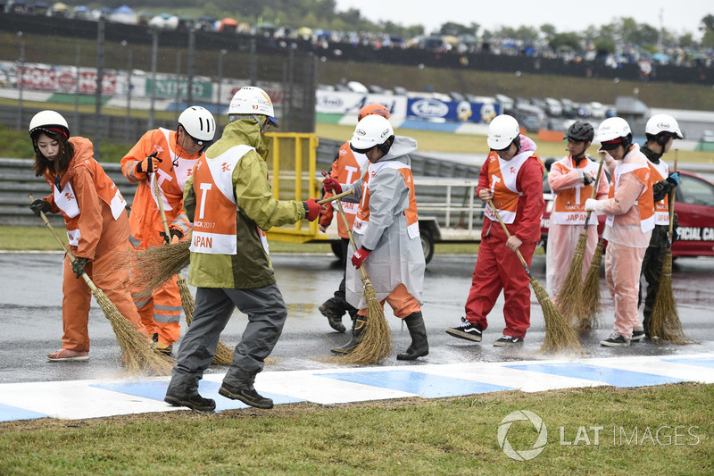 Marshals cleans the track