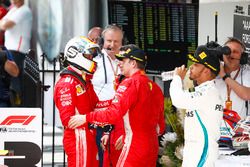 Sebastian Vettel, Ferrari, Inaki Rueda, estratega de Ferrari, Kimi Raikkonen, Ferrari, y Lewis Hamilton, Mercedes AMG F1