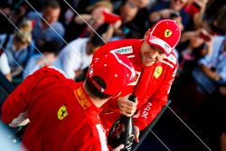 Il vincitore della gara Sebastian Vettel, Ferrari, e il terzo classificato Kimi Raikkonen, Ferrari festeggiano sul podio