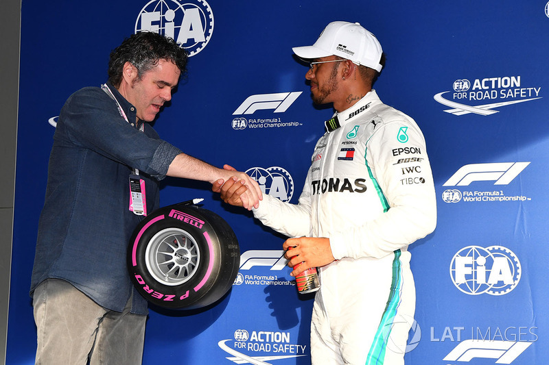 Pole sitter Lewis Hamilton, Mercedes-AMG F1 menerima Pirelli Pole Position Award