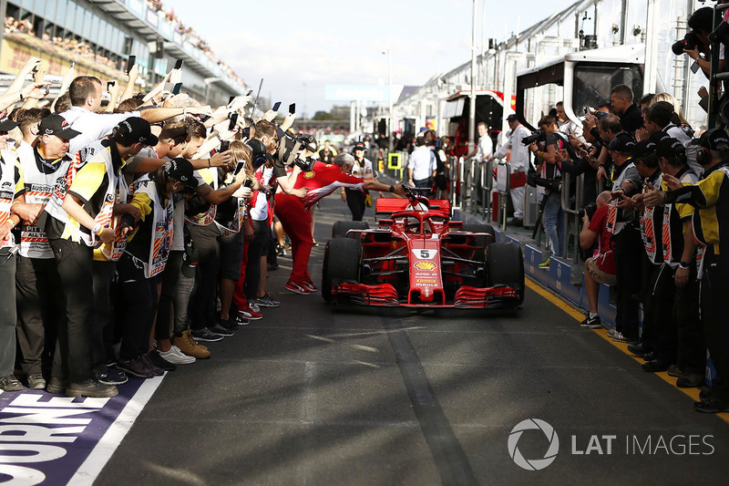 Руководитель Ferrari Маурицио Арривабене и Себастьян Феттель, Ferrari SF71H