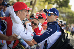 Robert Kubica, Williams imza dağıtıyor