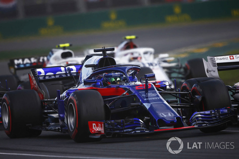 Brendon Hartley, Toro Rosso STR13 Honda, por delante de Charles Leclerc, Sauber C37 Ferrari, y Sergey Sirotkin, Williams FW41 Mercedes