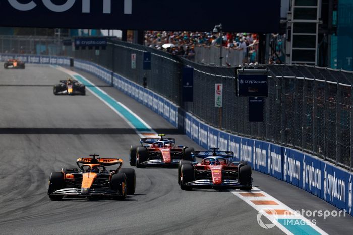 Oscar Piastri, McLaren MCL38, Charles Leclerc, Ferrari SF-24, Carlos Sainz, Ferrari SF-24