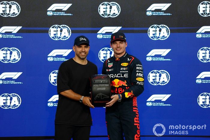 El ex futbolista Sergio Agüero entrega a Max Verstappen, de Red Bull Racing, su premio Pirelli Pole Position